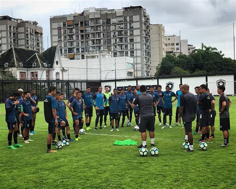 Apostando na experiência do técnico Botafogo busca título inédito da