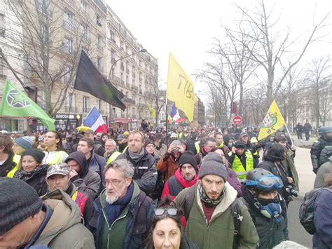 Plusieurs Milliers De Personnes Pour Le Retour Des Gilets Jaunes De