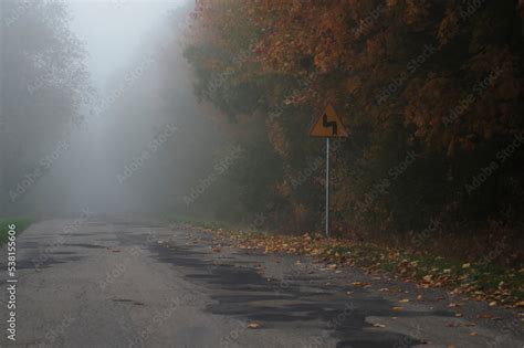 Zamglone drogi o poranku jesienią Stock Photo Adobe Stock