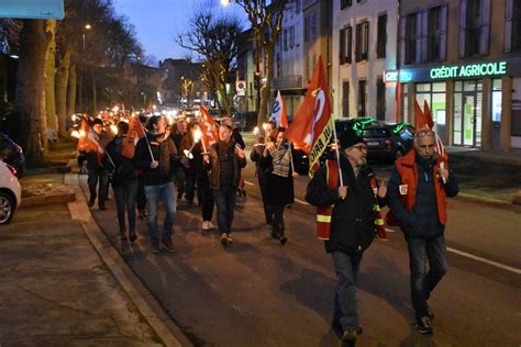 Près de 80 personnes défilent à la lueur des flambeaux à Brioude