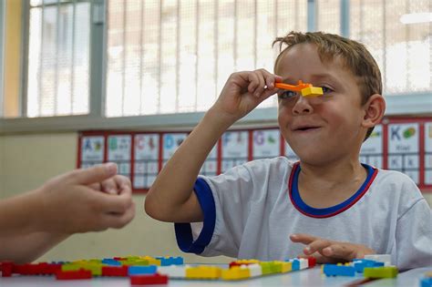 Lego em Braille ensina diverte e muda realidade de crianças cegas em