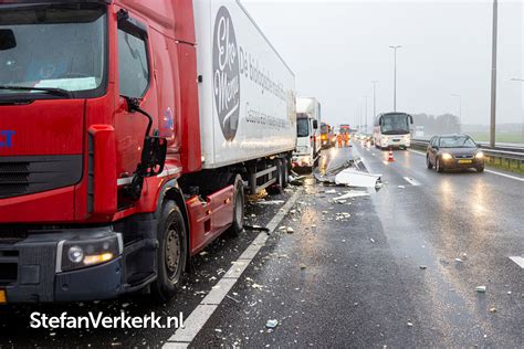 Vrachtwagen Schampt Vrachtwagen Met Klapband Op Vluchtstrook A Bij