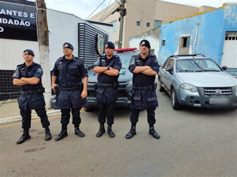 PM RECUPERA CARRO FURTADO E APREENDE DROGAS DURANTE OPERAÇÕES EM