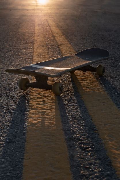 Nature morte avec skateboard sur route | Photo Gratuite