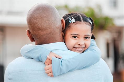 Abrazo Familiar Y Padre Con Retrato De Ni A Relaj Ndose En El Jard N De