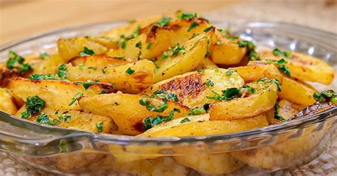 Patatas Al Horno Con Salsa De Ajo Asado Y Perejil Un Acompa Amiento