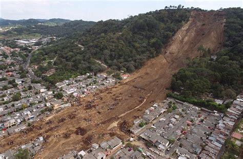 El Salvador recuerda los terremotos de 2001 en los que murieron más de