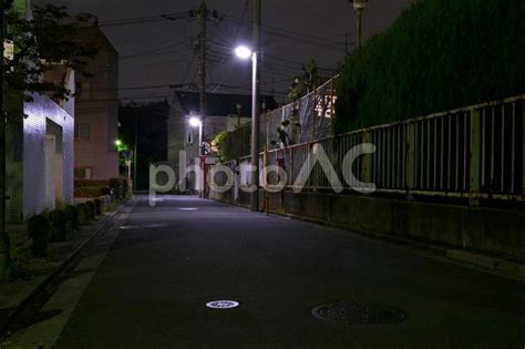 防犯のイメージ 暗い夜の道路と町並 No 23904047｜写真素材なら「写真ac」無料（フリー）ダウンロードok