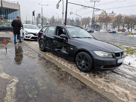 Zje D A Z Ronda Nie Spojrza Na Wiat A Bmw Zderzy O Si Z Renaultem