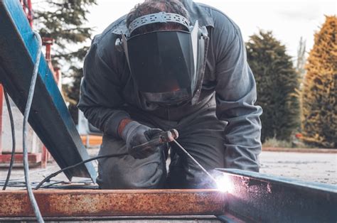 Trabajos De Soldadura Man Welding In Workshop Carpintería Metálica Y