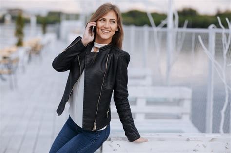 Mulher De Sorriso Que Inclina Se Em Uma Placa De Madeira Branca Falar