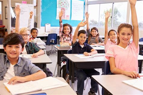 Des L Ves Du Primaire Dans Une Salle De Classe Photo De Stock Par