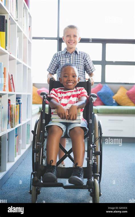 Amigo en silla de ruedas fotografías e imágenes de alta resolución Alamy