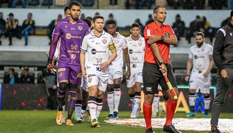 Vitória entra representação na CBF contra árbitro do jogo contra o