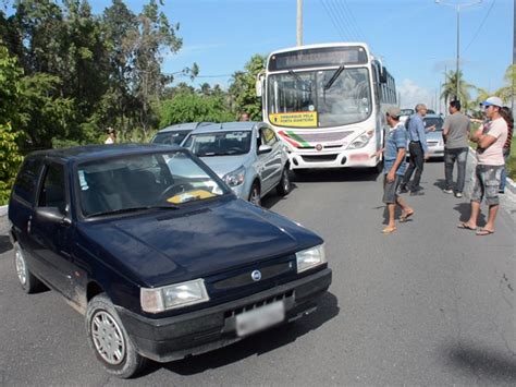 G1 Colisão entre carro e moto deixa duas pessoas feridas em João