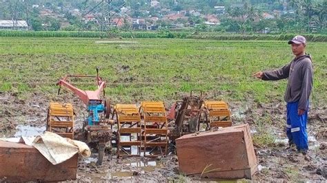 Maling Curi Mesin Traktor Bantuan Pemerintah Di Tengah Sawah