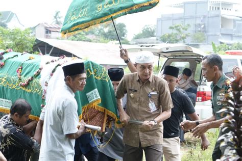 Ibunda Sekda Muaro Jambi Tutup Usia Pj Bupati Hantarkan Jenazah Ke Tpu