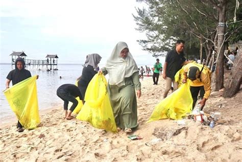 Wabup Kotim Main Kotor Kotoran Pimpin Gotong Royong Bersihkan Pantai