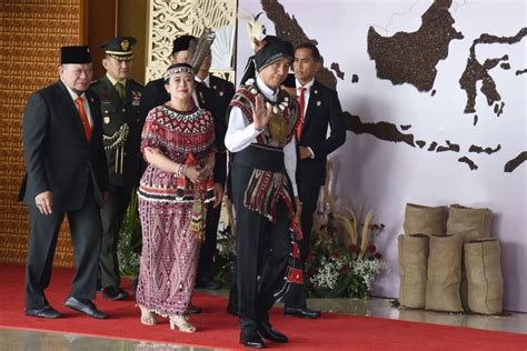 Hadiri Sidang Tahunan Mpr Presiden Jokowi Kenakan Baju Adat