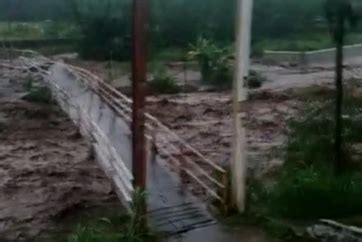 Diterjang Banjir Jembatan Gantung Penghubung Dua Desa Nyaris Putus