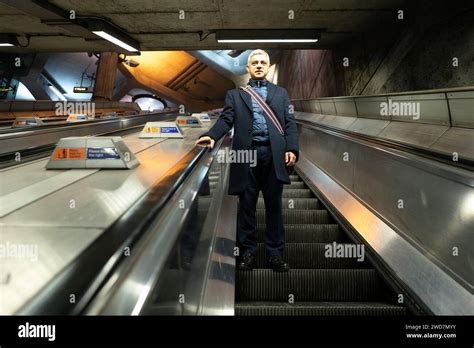 El Alcalde De Londres Sadiq Khan En La Estaci N De Metro De