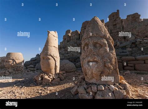 Monte Nemrut Nemrut Dagi Estatuas Principales De Dioses En La Terraza