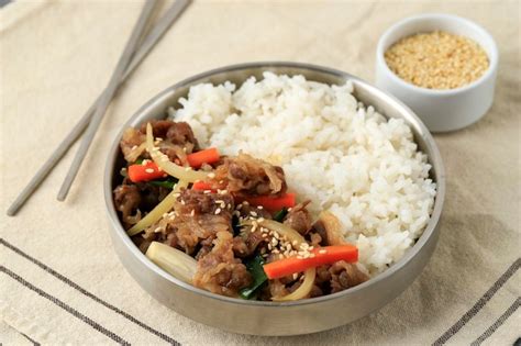 Bulgogi De Ternera Coreana Con Vegetales Salteados Sobre Arroz Blanco