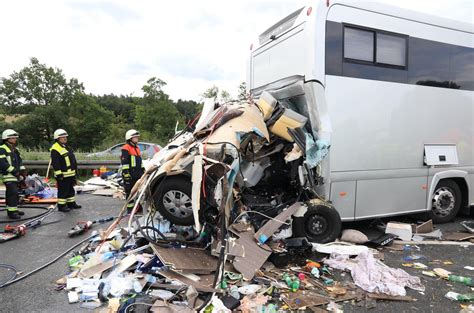 A3 bei Schlüsselfeld Wohnmobil Fahrer stirbt Frau und Sohn schwer