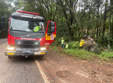 Carro De Maravilha Se Envolve Em Acidente E Homem Morre Ap S Grave