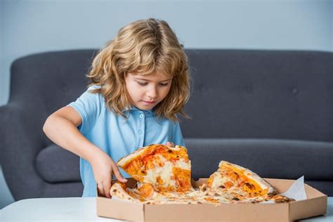 Garçon Prêt à Manger De La Pizza Petit Enfant Regardant La Boîte De