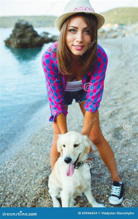 Mujer Con Un Perro En Un Paseo En La Playa Foto De Archivo Imagen De