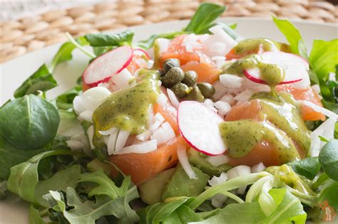 Ensalada De Salm N Marinado Con Aguacate Y Salsa De Eneldo