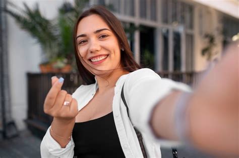 Premium Photo Woman Having A Videocall On Smartphone While Being Outdoors In The City