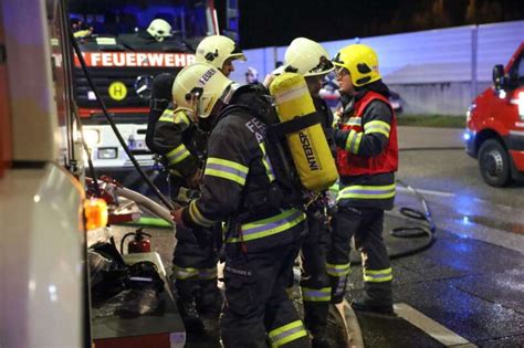 Gefahrenstoffe Geladen Drei Feuerwehren Bei Brennendem Lkw Anh Nger