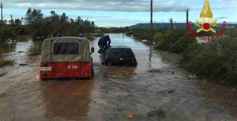 Maltempo In Sicilia Pioggia E Esondazioni Trascinano Auto In Mare