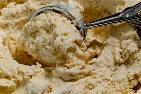 Una Bola De Helado Con Una Cuchara De Plata Dentro Foto Premium