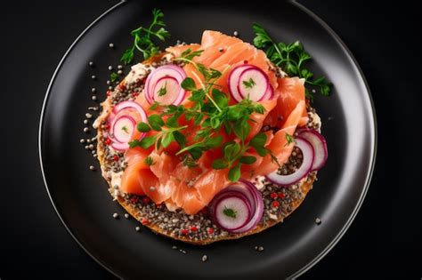 Arranjado artisticamente delicioso salmão fumado lox em sementes de