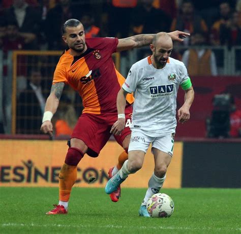 Galatasaray da oyunculara uyarı Hakemlerden uzak durun Fanatik