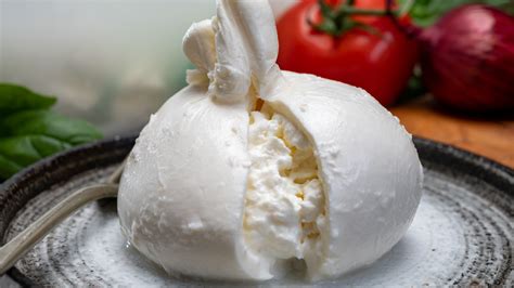 The Big Difference Between Mozzarella And Burrata Cheese