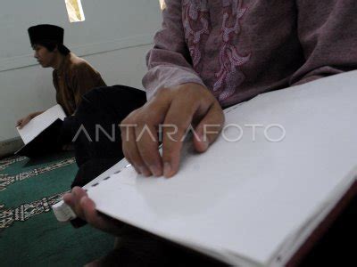 Bertadarus Dengan Al Quran Braille Antara Foto