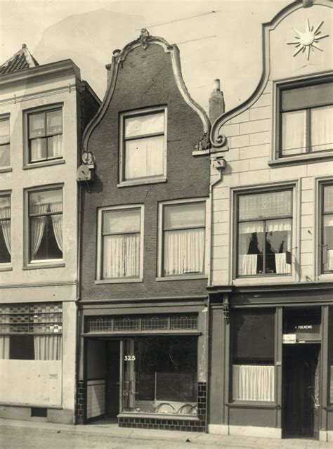 Utrecht Gezicht Op De Voorgevel Van Het Winkelwoonhuis Oudegracht 325