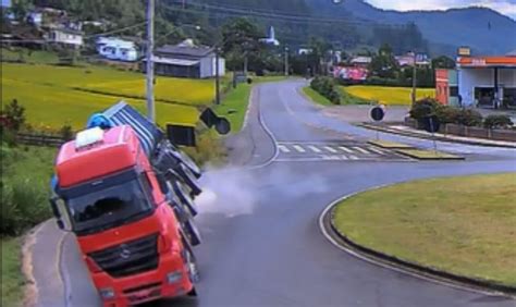 Carreta tomba em Morro Grande SC e assusta moradores da região Confira