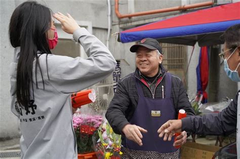 立院女神賴品妤街頭發春聯 上萬網友朝聖驚問：這是誰？ 政治 三立新聞網 Setn