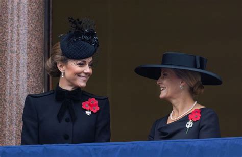 Kate Middleton Rend Hommage Lady Diana Et La Reine Elisabeth Ii