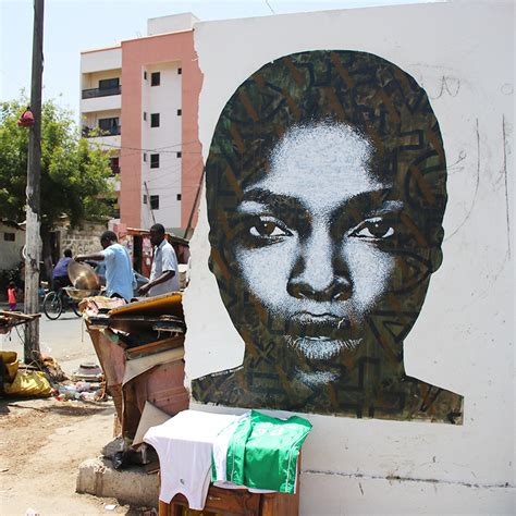 Femme Africaine au fond brun Dakar Sénégal Sebastien Bouchard