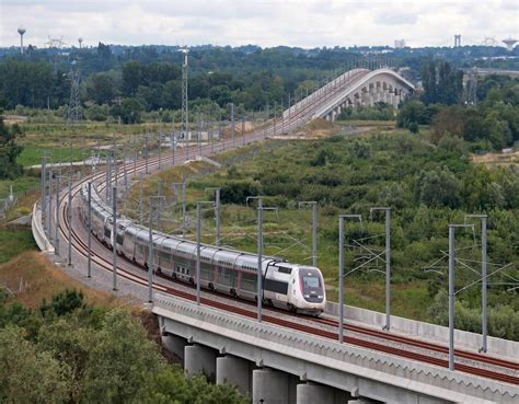 Gironde Un Homme Se Jette Sous Un Tgv La Circulation Des Trains