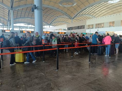 Huelga Aeropuerto Colas En El Aeropuerto De Alicante Elche Por La