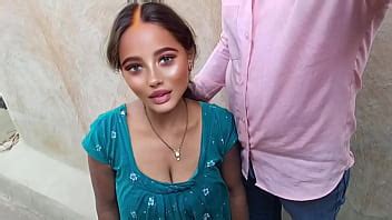 Pareja de pueblo romance al aire libre apretándose los pechos besándose XVIDEOS