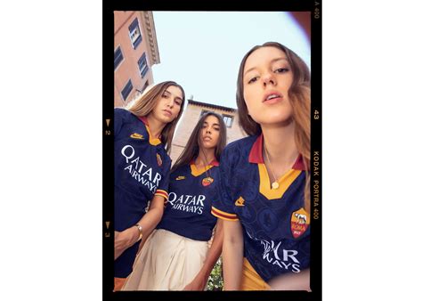 Roma La Terza Maglia Richiama Gli Anni 90 Foto Sportmediaset