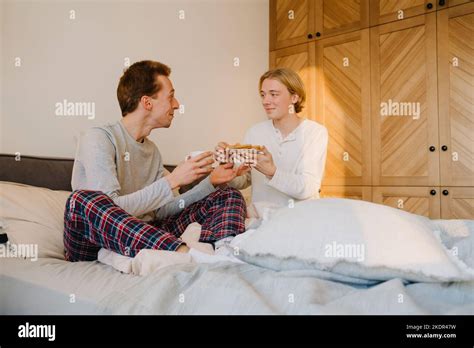 Couple gay au lit Banque de photographies et dimages à haute résolution Alamy